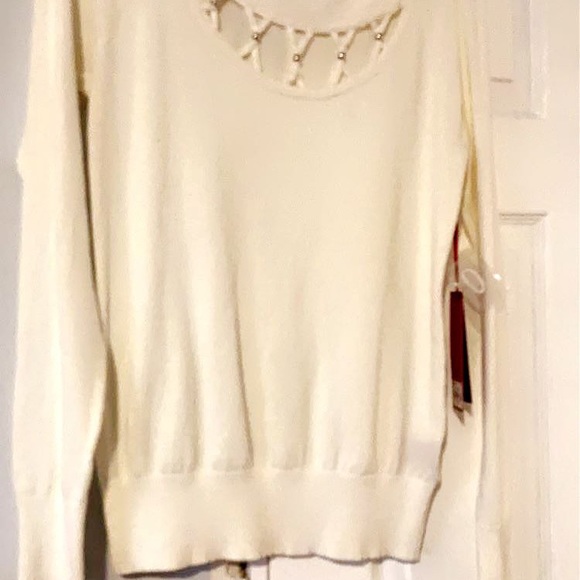Adorable white light weight Jennifer Lopez sweater - Picture 2 of 5